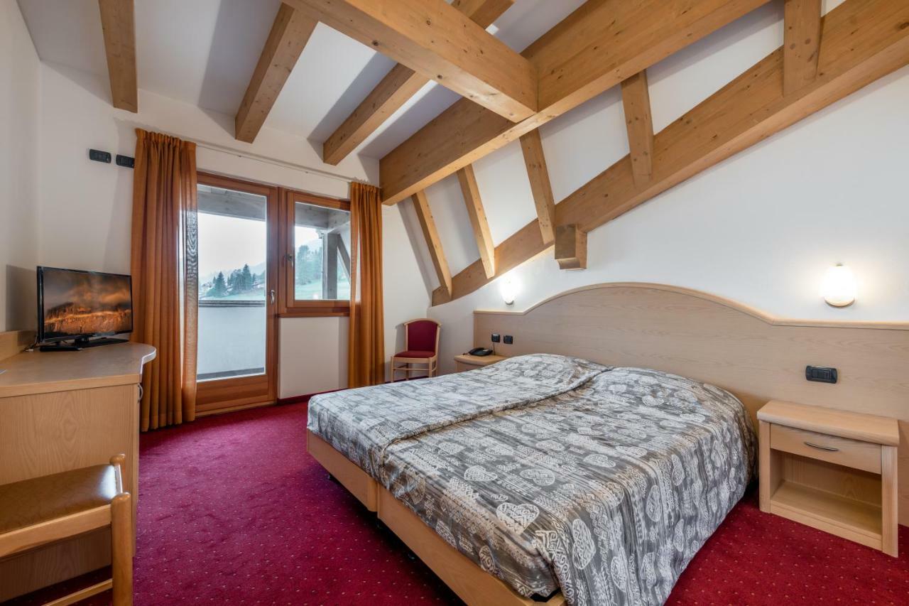 Hotel Europa Pozza di Fassa Eksteriør billede